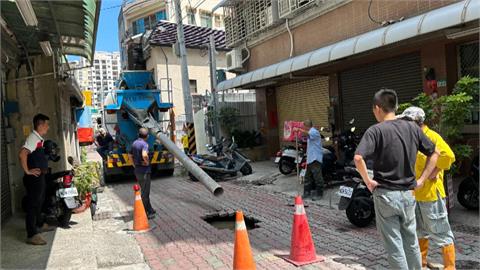 路面下陷！台南工地旁又現天坑　填平後人孔蓋狂冒水居民氣炸