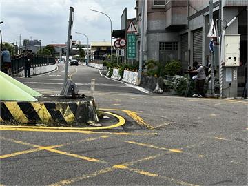 台中霧峰「橋墩柱體疑凸出路面擋道」釀撞　交通局出手了