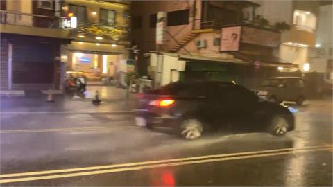 杜蘇芮發威「雨彈襲台」　墾丁大街強風暴雨畫面曝光