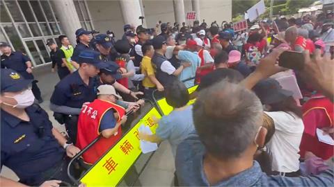 反對蓋畜牧糞尿處理中心！　居民抗議彰縣府爆推擠衝突