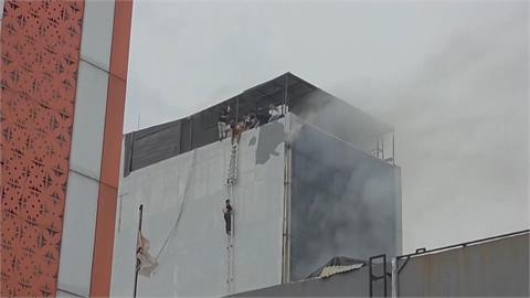 印尼雅加達7層樓建築大火釀至少22死　目擊者：一樓有電池爆炸