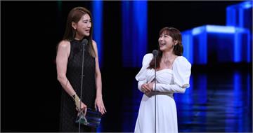 金鐘60／小禎佩甄閨密組頒獎　即興嗨唱王世堅〈沒出息〉全場笑瘋