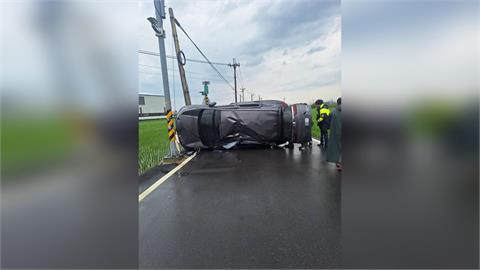 苗栗苑裡路口車禍！小客車側翻2人受傷送醫　現場畫面曝光