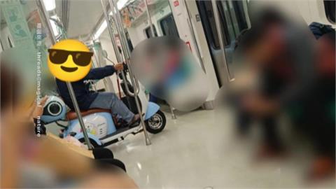 飆速阿公!電動車騎進車廂 高雄捷運:代步車並無違規