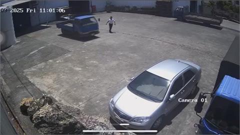 警匪追逐！嫌犯闖工廠「持槍抵頭劫車」　2小時後被逮捕