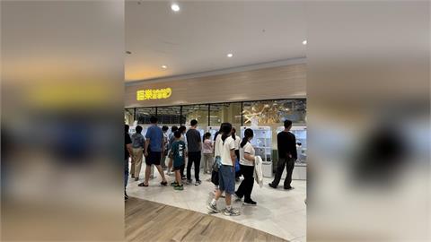 快新聞／貓咪嚇壞！小孩猛拍打LaLaport貓咖櫥窗　台中動保處回應了