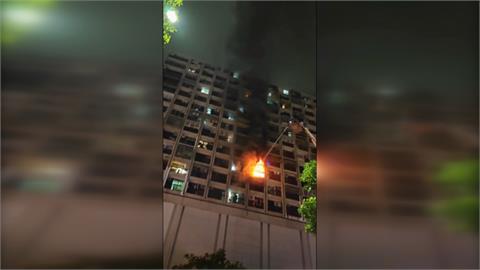 高雄鹽埕區七賢大樓夜間竄火　逾5百名住戶緊急疏散　6人不適送醫
