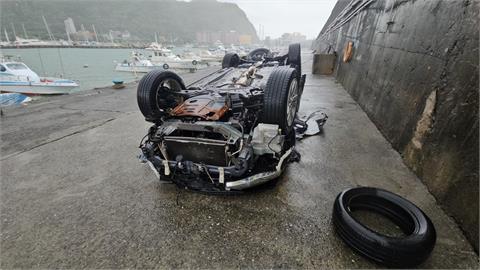 快新聞／雨橫風狂！汐止邊坡土石流路樹倒塌　碧砂漁港遊艇、汽車遭吹翻