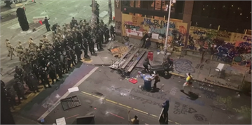 西雅圖夜未眠 警方向示威者射閃暴彈
