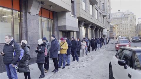 西方祭嚴厲金融制裁　俄國ATM湧搶領現金潮