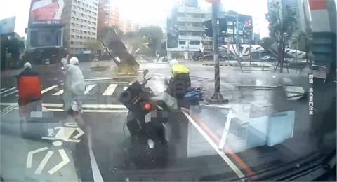 快新聞／從天而降！台中新光三越氣爆噴飛牆窗直落地　騎士見狀棄車狂奔畫面曝光