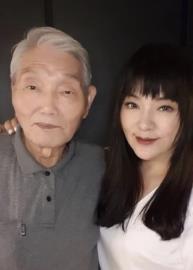 唐綺陽慶父親節曬86歲老爸當年獨照！俏皮回應粉絲：小孩不能偷生