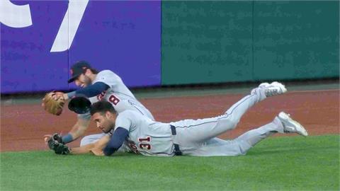 MLB(影)／「外野撞車」兩台都毫髮無傷！老虎全明星滑接「頭恰好閃過隊友膝蓋」