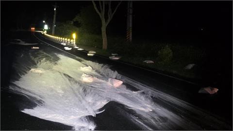 溜冰場？台9線路面「一片雪白」　貨車載麵粉掉路面　綿延近300米