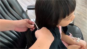 最棒身教！媽媽偕6歲女兒捐長髮 義助癌友做假髮