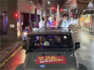 快新聞／辛苦了！吳思瑤、張錦豪頂風雨車掃　新北3區努力催票