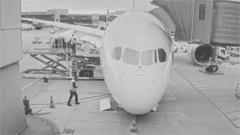波音787「停靠空橋」機頭重摔！貼地炸鐵皮「現場監視器」錄下驚悚瞬間