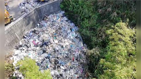 高雄月世界旁驚見「垃圾山」飄惡臭　環保局破袋調查「大多來自台南家庭垃圾」