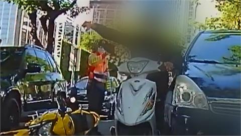 騎士路過車禍現場「比倒讚」　下一秒糗撞車倒地