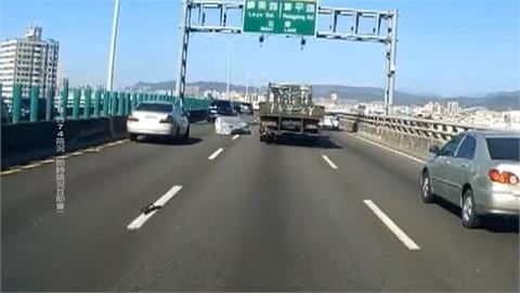 台74線驚見「雙人沙發」駕駛下車跑步搬回　危險！警將通知車主說明並開罰
