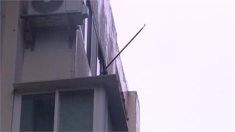 薔琵颱風強襲北市！士林天母災情多　鷹架鐵條吹飛「貫穿公寓廚房屋頂」