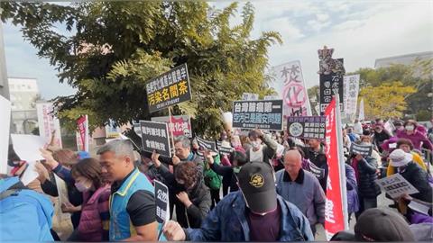 南投名間焚化爐環評百人抗議爆衝突　居民怒喊：會議無效