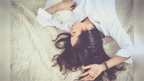 快新聞／睡眠太少恐誘發失智！休息6小時還太少　研究建議超過「這門檻」