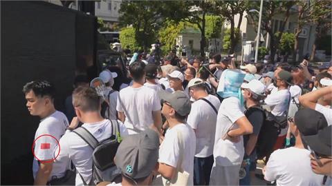 快新聞／混入民眾黨走讀活動？男子衣袖疑有五星紅旗　網轟：根本就是共匪