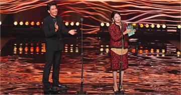 金鐘61／李沐一身紅花裝登台！網吐槽「像丈母娘敬酒」　3件香奈兒要93萬