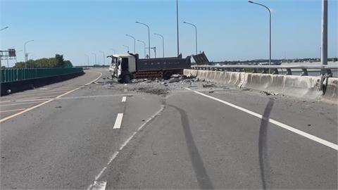 台78線大貨車爆胎自撞　後方轎車再撞警車釀2傷