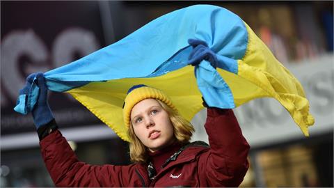 「色彩權威」Pantone發表2色：自由、活力　反戰向日葵力挺烏克蘭