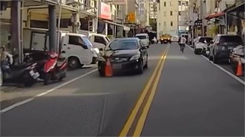 宜蘭轎車「推三角錐」開數百公里　對向駕駛目擊笑翻