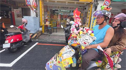 脫單啦！男改裝機車成「超浮誇花車」　載嬌妻兜風昭告天下