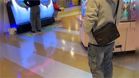 逛百貨疑遭街友衣架打膝蓋　當事人不滿：百貨竟沒報警