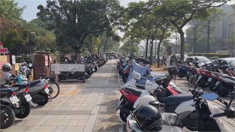找車位用牽的！機車族違規闖人行道　台南警無奈：一天逾70件檢舉
