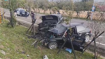 三灣兩車高速對撞成廢鐵  父子慘死.母搶救中