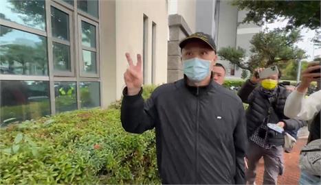 五億高中生命案／夏男開工日入監報到　見媒體比讚又比YA！疑仍穿「這件戰袍」