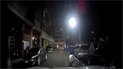 警埋伏逮詐騙車手　同夥駕車逃逸　警開槍仍被逃