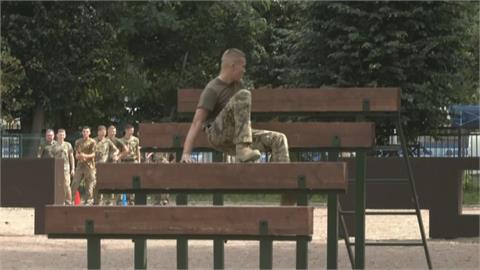戰火下的開學日　烏克蘭軍校生挑戰障礙賽