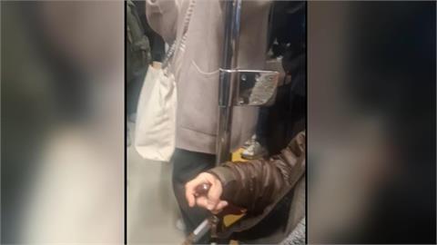不滿捷運跑馬燈被擋！　婦人嗆「血流成河」枴杖攻擊民眾