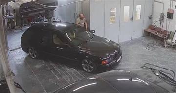 維修工作時遭汽車輾壓　修車行老闆下體「慘不忍睹」