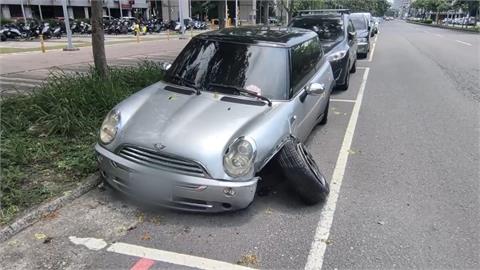變形金剛 ? 轎車「外觀詭異」停路邊 輪胎外八.保險桿脫落