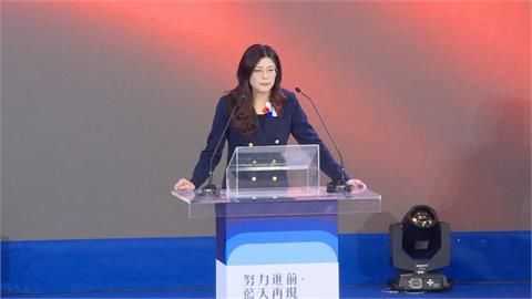 鄭麗文稱KMT是「善良、正念、平等」!遭網酸「全球獨創英文」:教壞小朋友