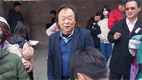 快新聞／王世堅知名度超高！小朋友參訪立院要簽名　合唱〈沒出息〉畫面曝