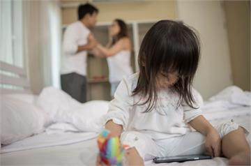 太離譜！重組家庭吵架「互摔小孩」　網怒喊：根本虐童現場