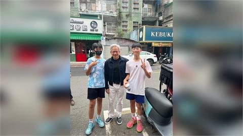 快新聞／黃仁勳快閃台灣2小時！現身大安區買包子、粽子　民眾嗨合照