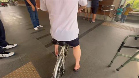 身障翁長期以「摺疊車」當助行器　台鐵：騎車不穩很危險