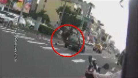 驚險！轎車疑車門沒關好行駛途中　小孩掉出來跌馬路
