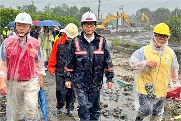 土石崩、道路斷！高雄山區豪雨「直逼莫拉克」　陳其邁急向中央求援：重建需40億元