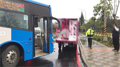 快新聞／罷團宣傳車「違停紅線」遭公車撞上　林口警依法開罰